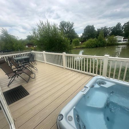 Luxury Lakeside Lodge L2 With Hot Tub Situated At Tattershall Lakes Country Park Kültér fotó