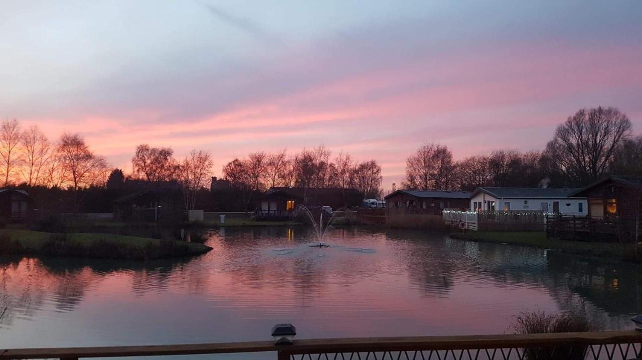 Luxury Lakeside Lodge L2 With Hot Tub Situated At Tattershall Lakes Country Park Kültér fotó