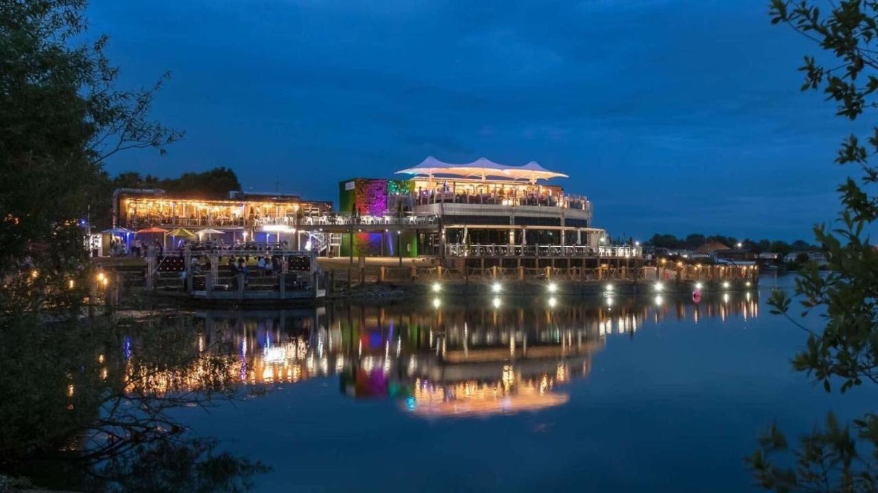 Luxury Lakeside Lodge L2 With Hot Tub Situated At Tattershall Lakes Country Park Kültér fotó