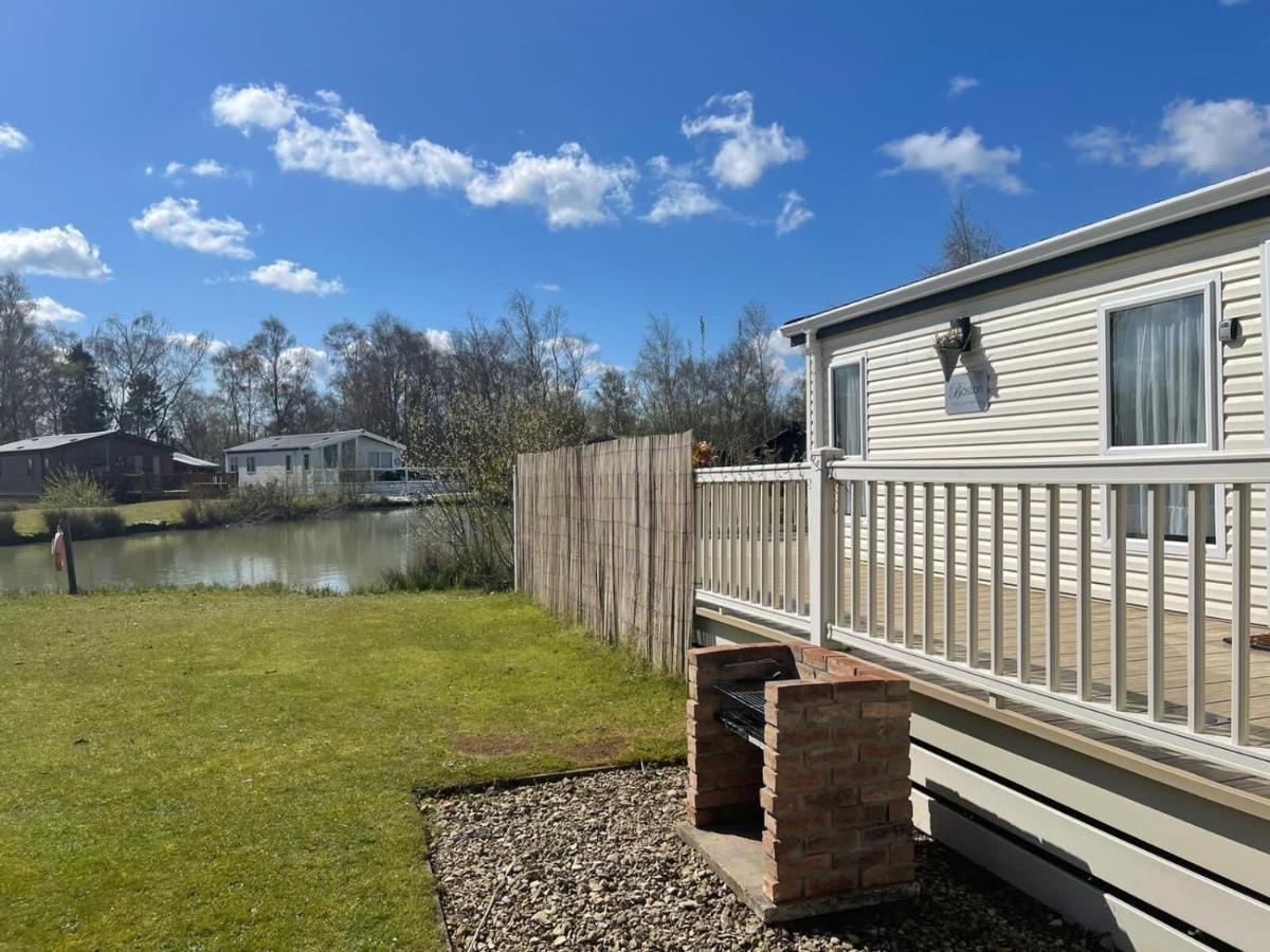 Luxury Lakeside Lodge L2 With Hot Tub Situated At Tattershall Lakes Country Park Kültér fotó