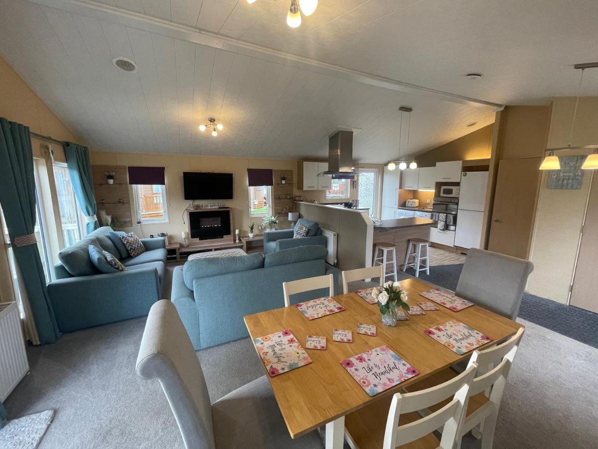 Luxury Lakeside Lodge L2 With Hot Tub Situated At Tattershall Lakes Country Park Kültér fotó
