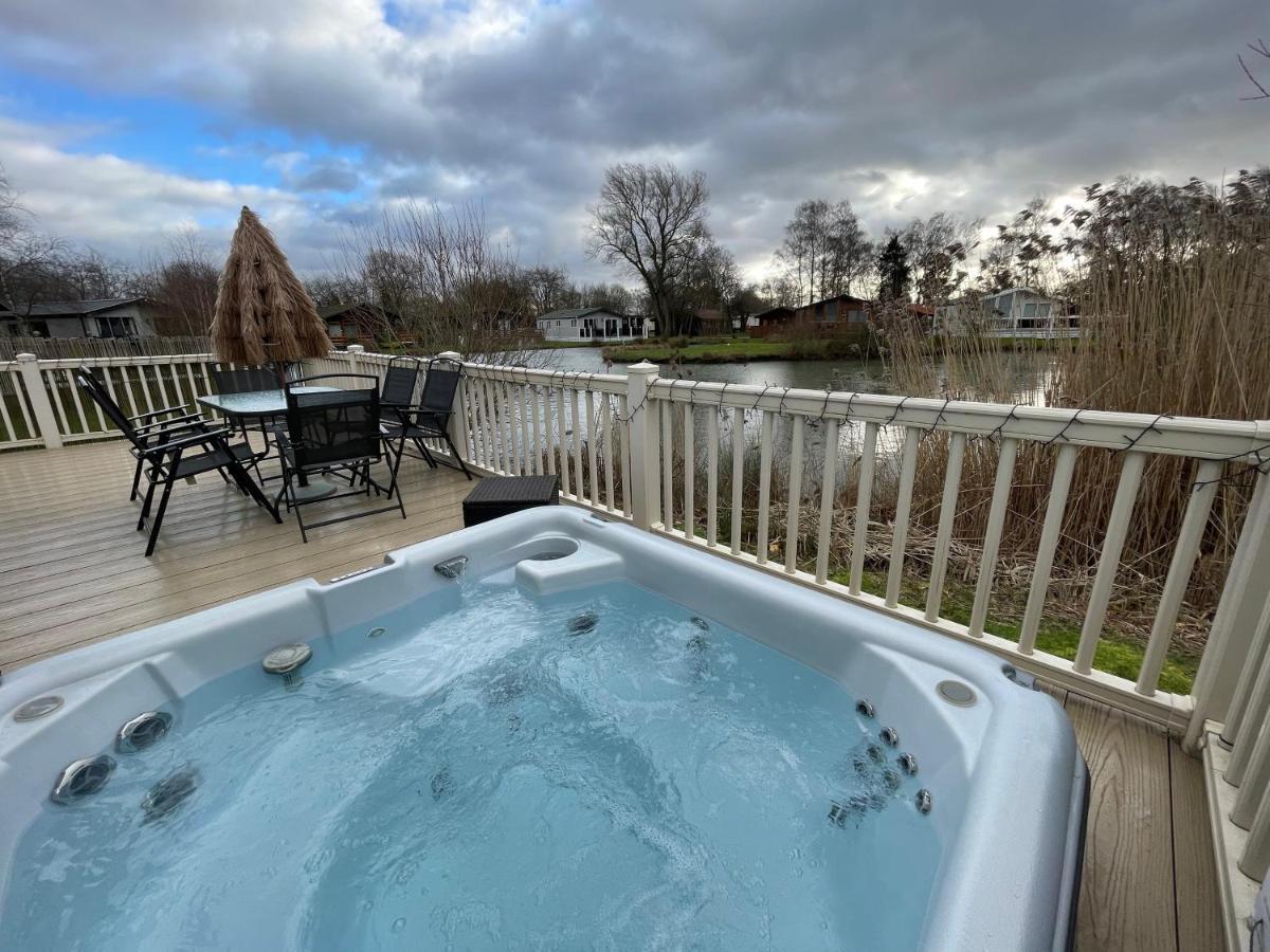 Luxury Lakeside Lodge L2 With Hot Tub Situated At Tattershall Lakes Country Park Kültér fotó