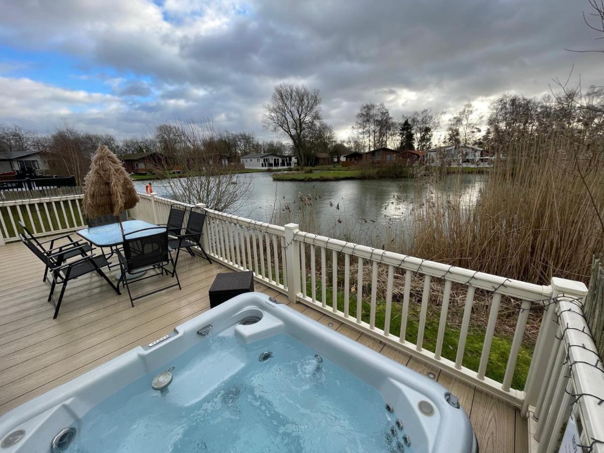 Luxury Lakeside Lodge L2 With Hot Tub Situated At Tattershall Lakes Country Park Kültér fotó