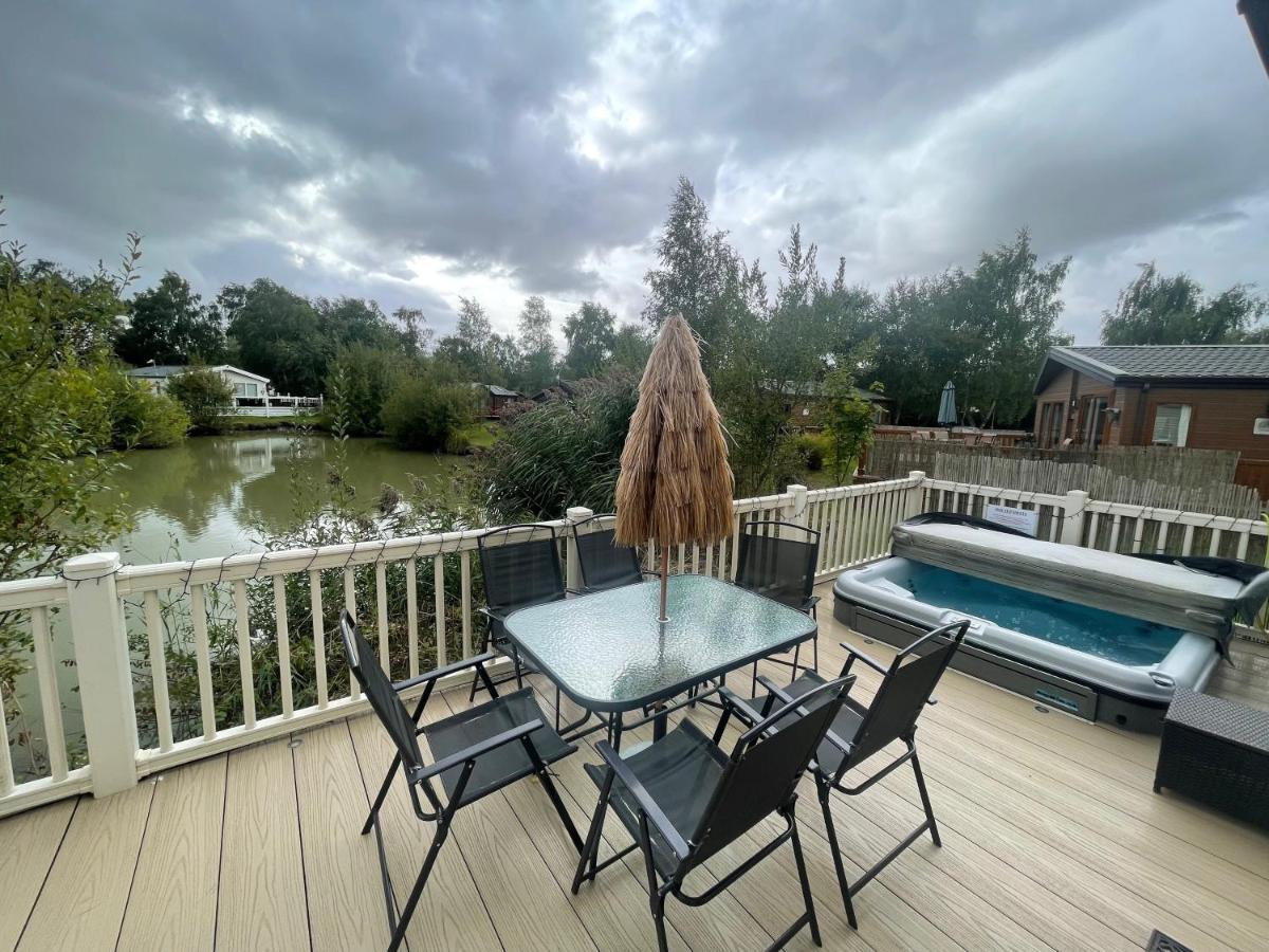 Luxury Lakeside Lodge L2 With Hot Tub Situated At Tattershall Lakes Country Park Kültér fotó
