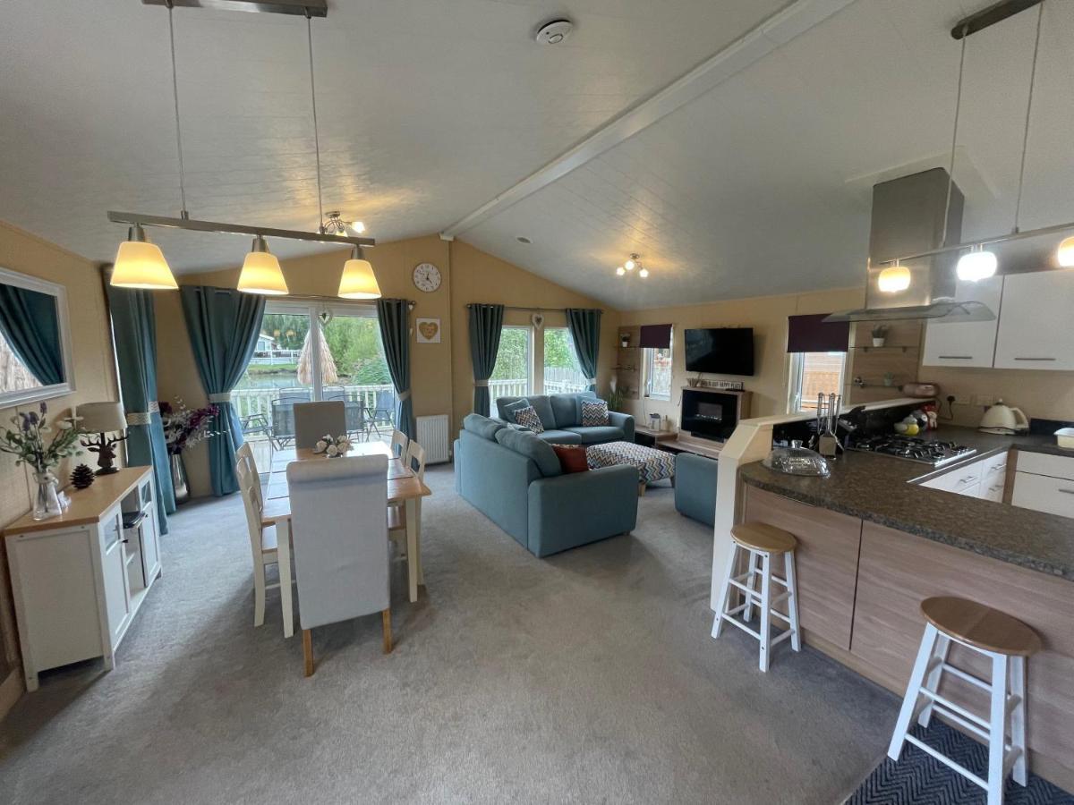 Luxury Lakeside Lodge L2 With Hot Tub Situated At Tattershall Lakes Country Park Kültér fotó