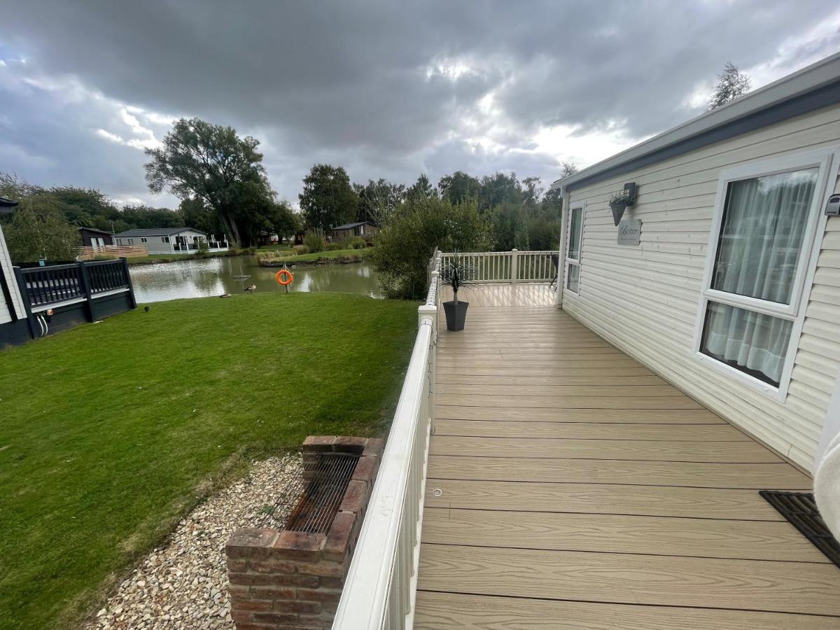 Luxury Lakeside Lodge L2 With Hot Tub Situated At Tattershall Lakes Country Park Kültér fotó