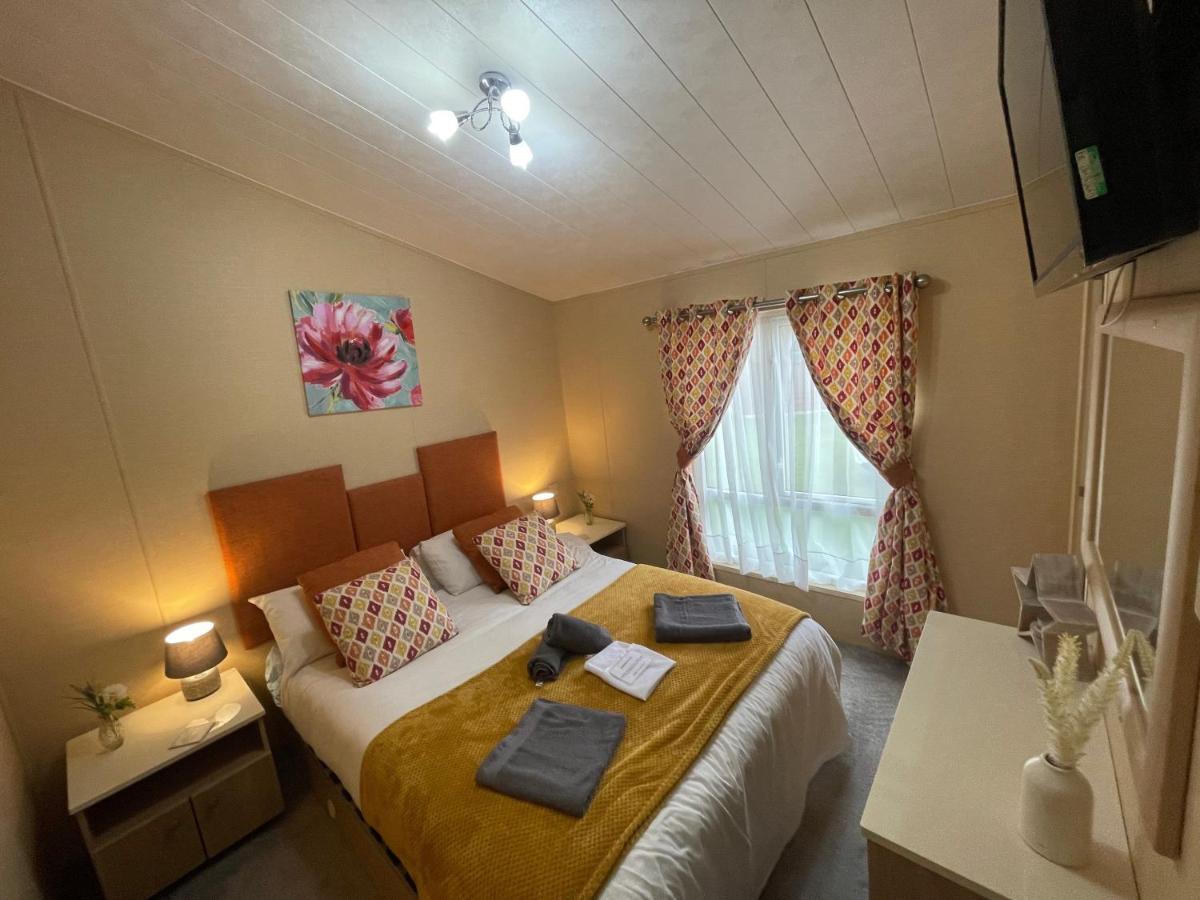 Luxury Lakeside Lodge L2 With Hot Tub Situated At Tattershall Lakes Country Park Kültér fotó