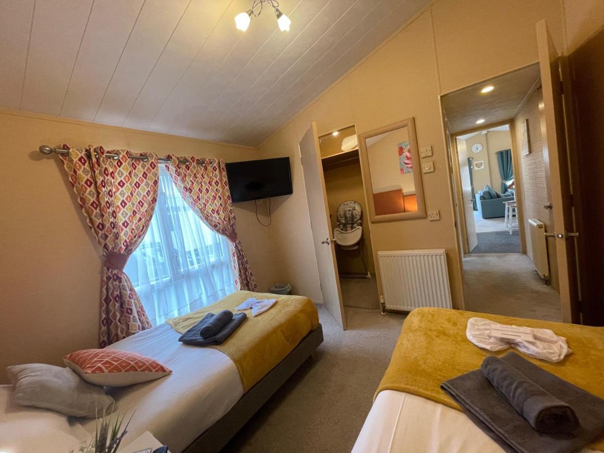 Luxury Lakeside Lodge L2 With Hot Tub Situated At Tattershall Lakes Country Park Kültér fotó