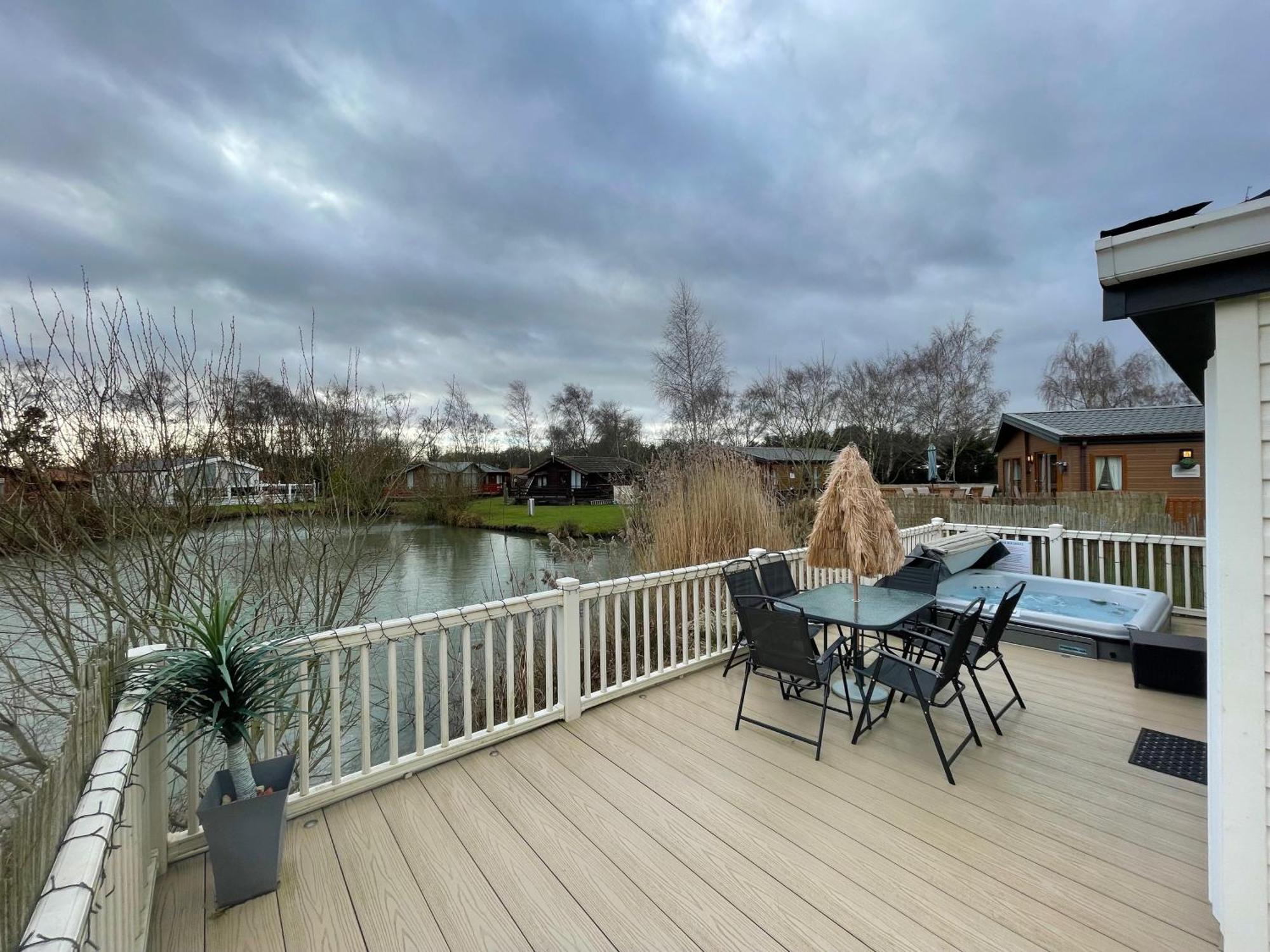 Luxury Lakeside Lodge L2 With Hot Tub Situated At Tattershall Lakes Country Park Kültér fotó