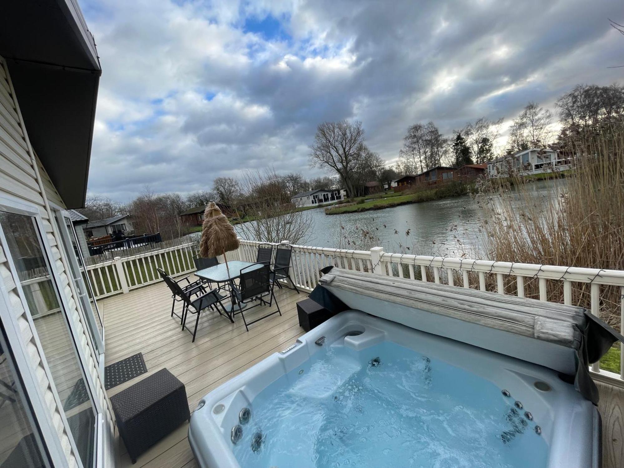 Luxury Lakeside Lodge L2 With Hot Tub Situated At Tattershall Lakes Country Park Kültér fotó