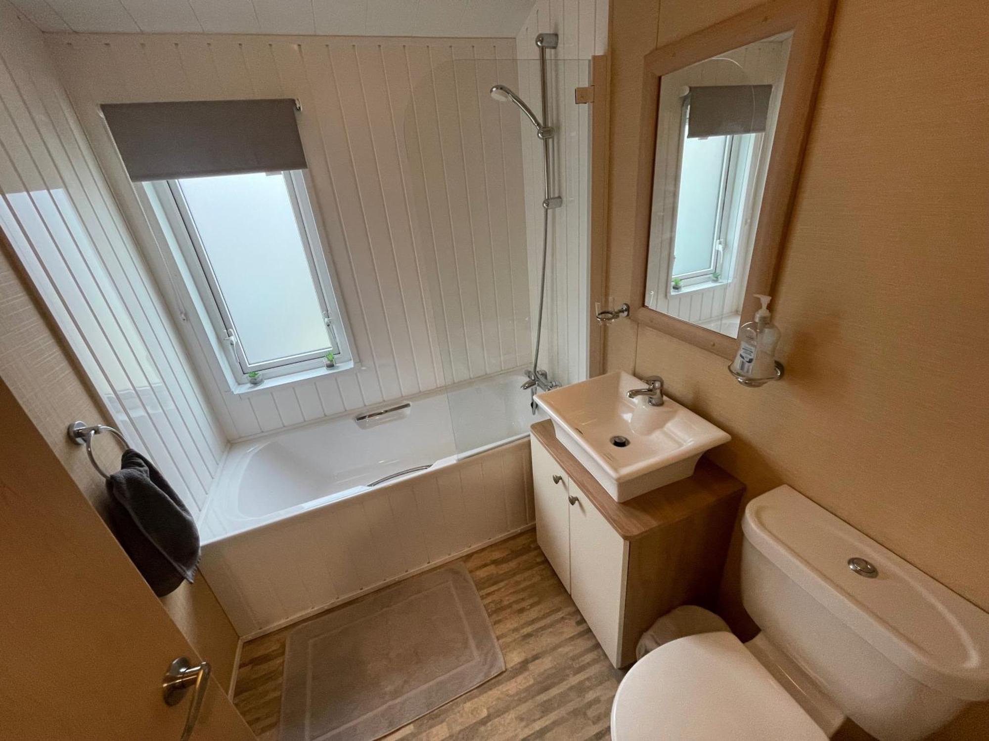 Luxury Lakeside Lodge L2 With Hot Tub Situated At Tattershall Lakes Country Park Kültér fotó