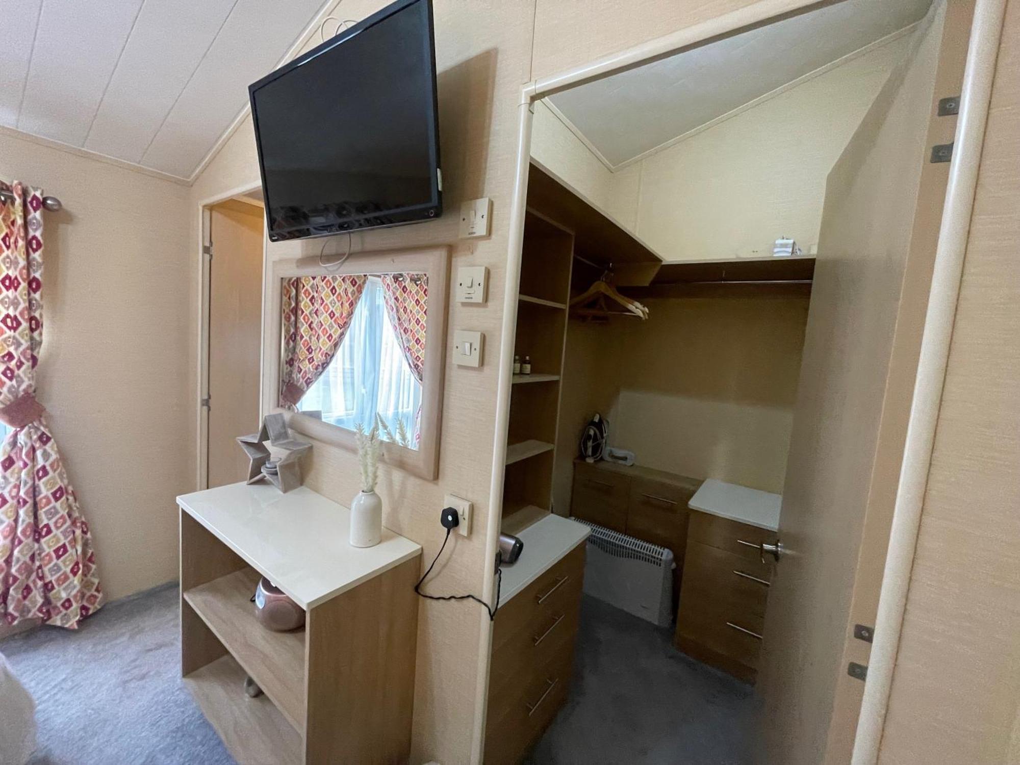 Luxury Lakeside Lodge L2 With Hot Tub Situated At Tattershall Lakes Country Park Kültér fotó