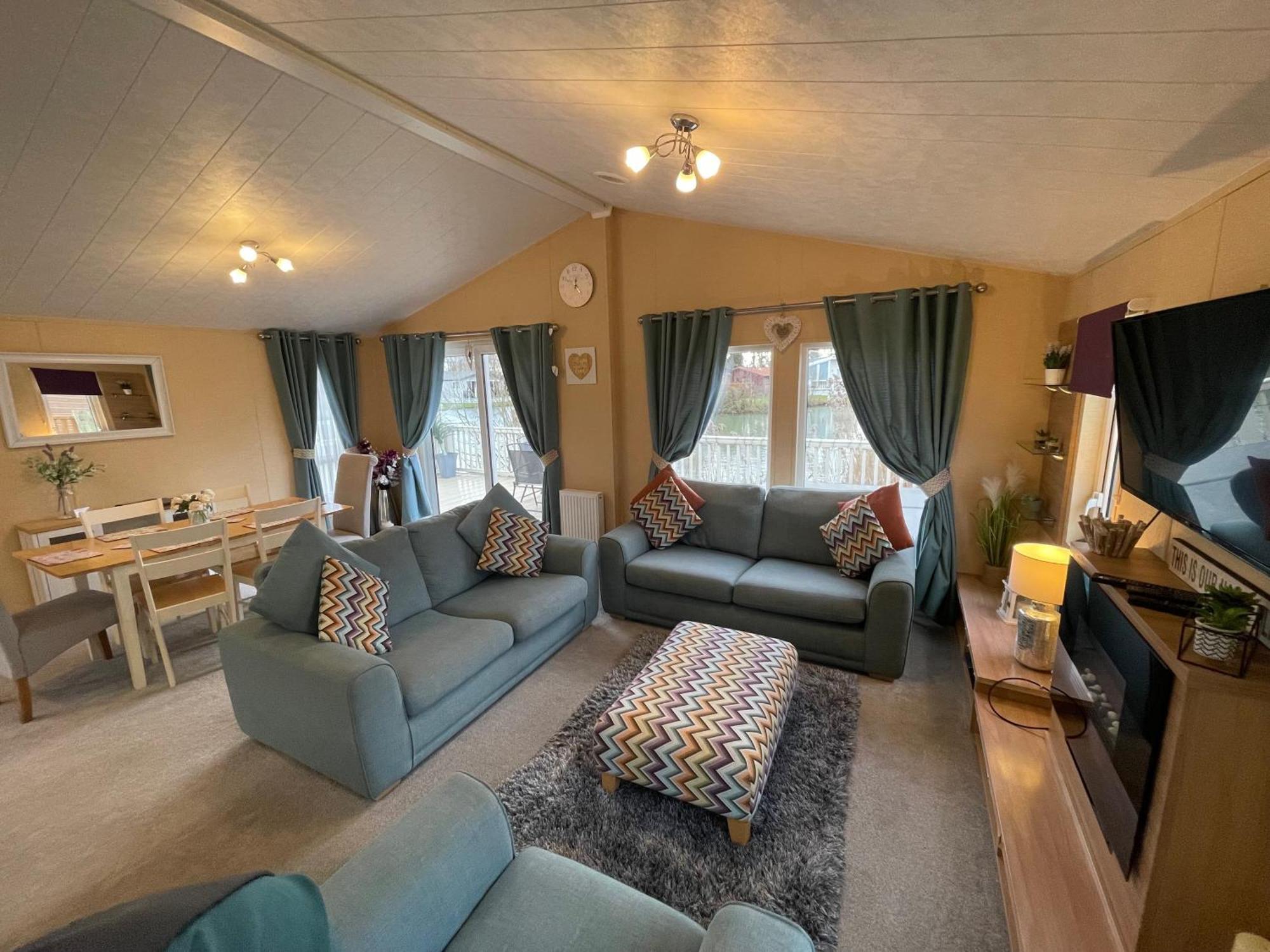 Luxury Lakeside Lodge L2 With Hot Tub Situated At Tattershall Lakes Country Park Kültér fotó