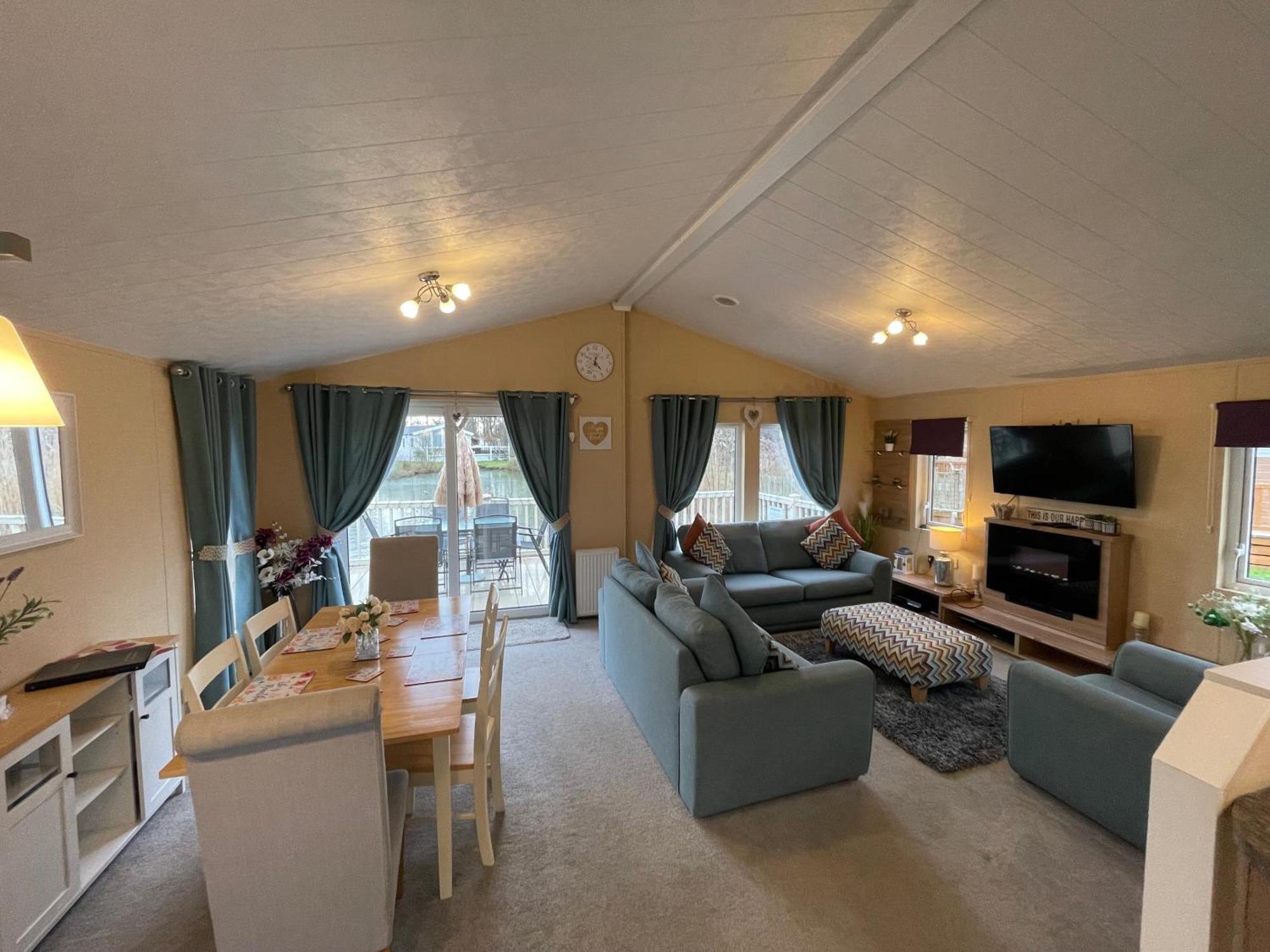 Luxury Lakeside Lodge L2 With Hot Tub Situated At Tattershall Lakes Country Park Kültér fotó