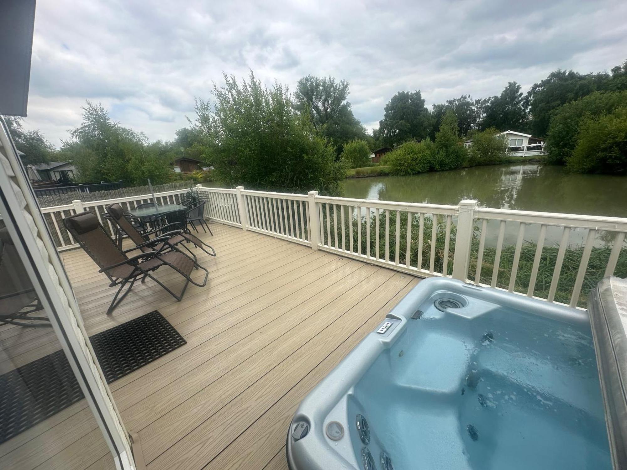 Luxury Lakeside Lodge L2 With Hot Tub Situated At Tattershall Lakes Country Park Kültér fotó