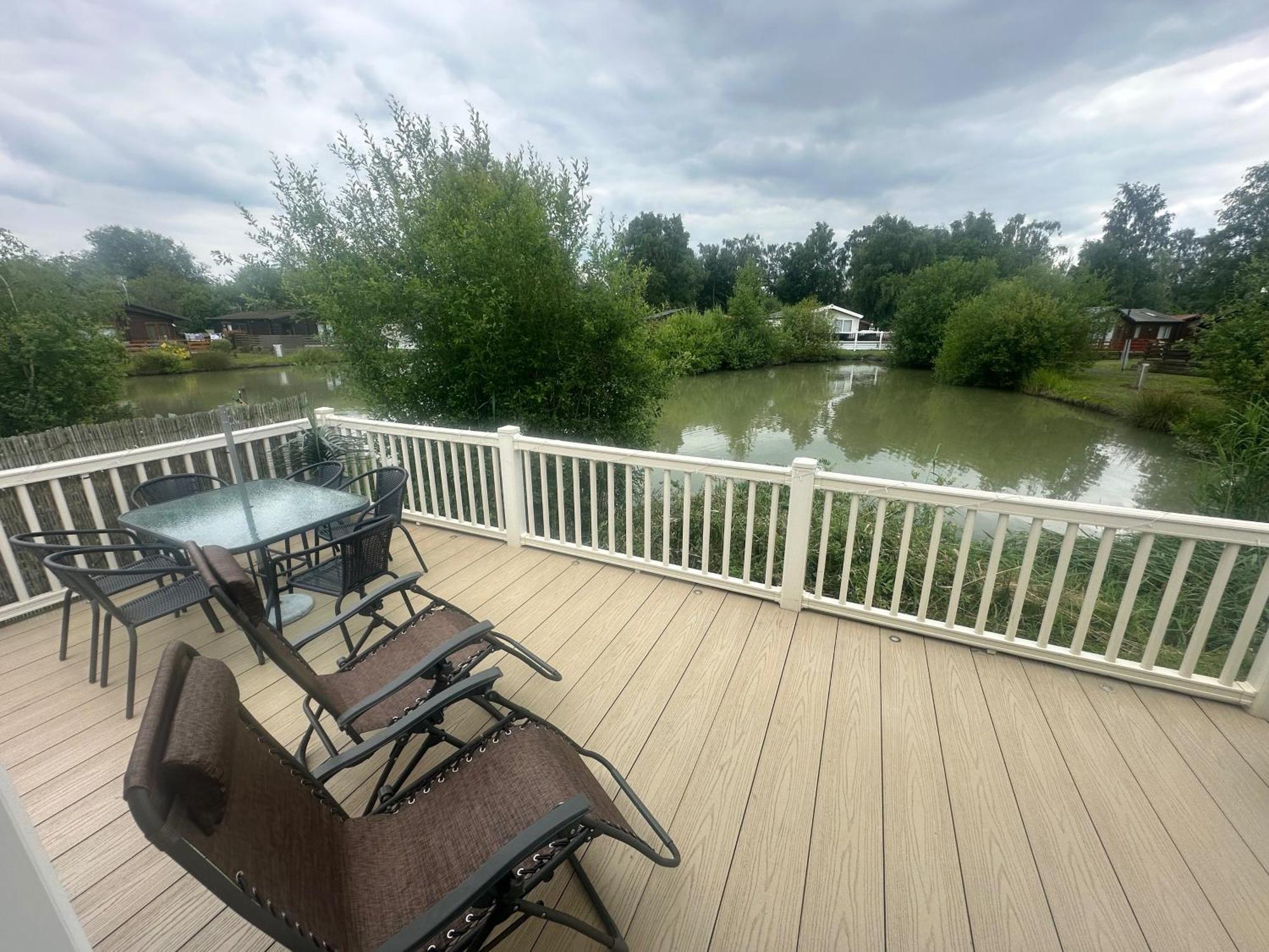 Luxury Lakeside Lodge L2 With Hot Tub Situated At Tattershall Lakes Country Park Kültér fotó