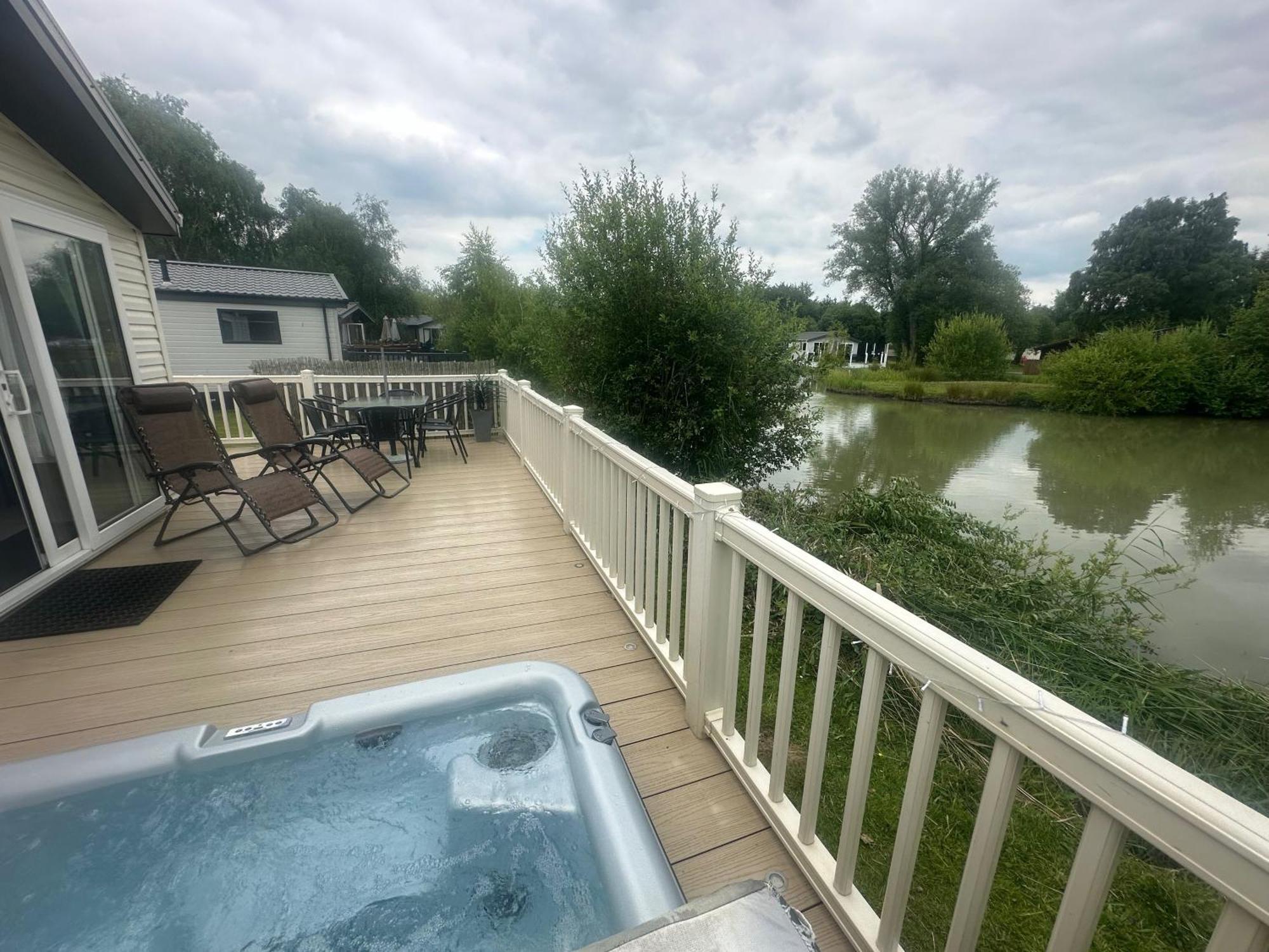 Luxury Lakeside Lodge L2 With Hot Tub Situated At Tattershall Lakes Country Park Kültér fotó